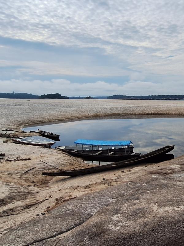 A strip of sand grows and stones appear at the ebb of the river on the main coast of São Gabriel