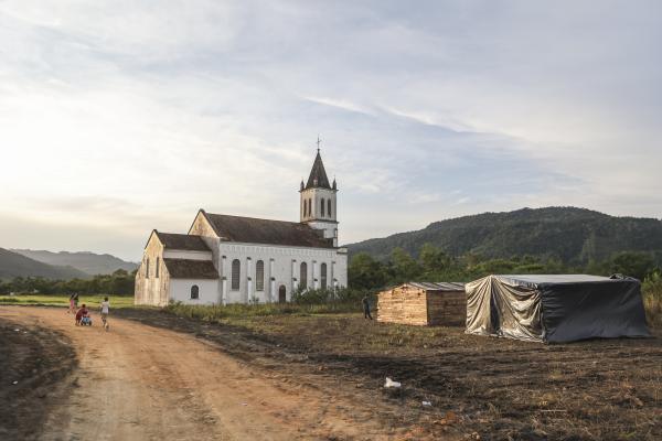 Igreja católica desativada e assentamento construído às margens da barragem norte