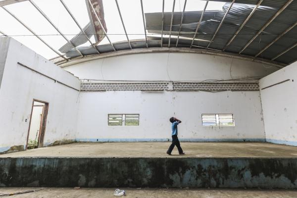 Criança indígena em abrigo improvisado na aldeia Plipatol, perto da barragem norte na Terra Indígena Laklãnõ