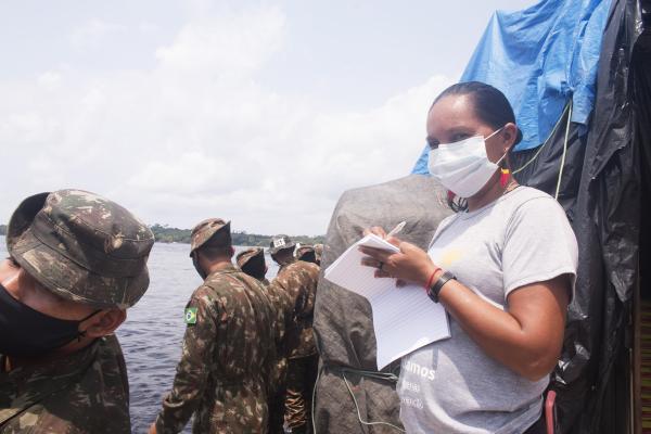 Elizângela da Silva durante a operação de doação de 15 toneladas de equipamento de proteção individual para prevenção à Covid-19, em agosto de 2020