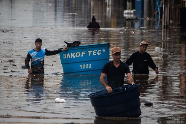 Moradores em enchente em Porto Alegre | Thales Renato / Mídia Ninja