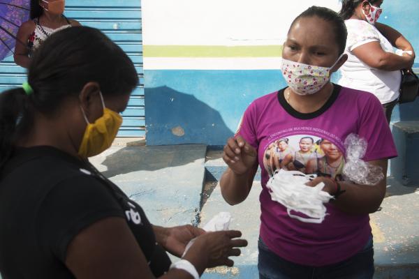 Elizângela Baré (de camiseta rosa) distribui máscaras de proteção contra a COVID-19, em maio de 2020|Raquel Uendi/ISA