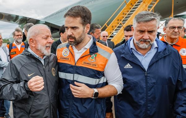 Lula, Eduardo Leite e o ministro Paulo Pimenta, na chegada da comitiva do governo federal a Porto Alegre | Ricardo Stucker / PR