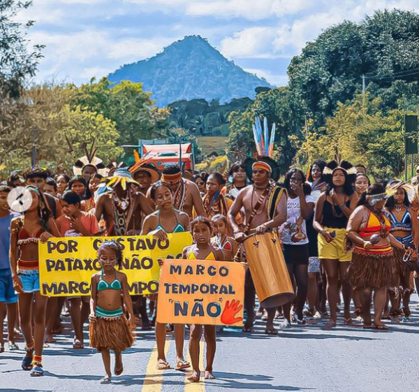 Indígenas do povo Pataxó interditaram a BR-101 em Itamaraju (BA), em protesto contra a PEC 48 | @feliphe_pataxo