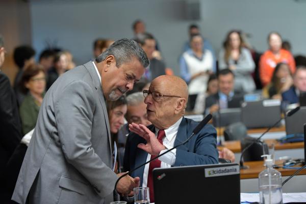 O autor e o relator da PEC 48, Dr. Hiran (PP-RR) e Esperidião Amin (PP-SC), conversam na sessão da CCJ | Geraldo Magela / Agência Senado