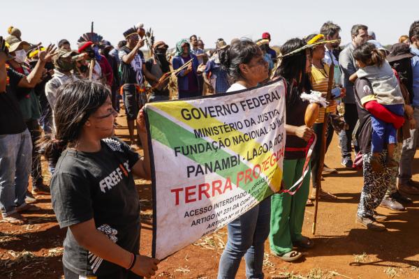 Indígenas assistem a manifestação da ministra dos Povos Indígenas, Sonia Guajajara, na Terra Indígena Panambi-Lagoa Rica (MS) | Bruno Peres / Agência Brasil