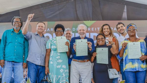 O presidente Lula e representantes do movimento quilombola local e nacional na cerimônia que formalizou o acordo de Alcântara (MA) | Ricardo Stuckert / PR