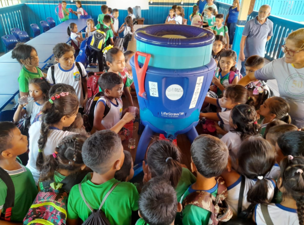 Iniciativas inspiradoras serão fundamentais para pensar alternativas para comunidades e territórios diante da emergência climática. Projeto Água Limpa nas Escolas, em Santarém (PA), da organização Projeto Saúde e Alegria | Projeto Saúde e Alegria