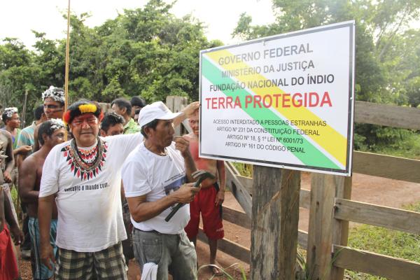 Davi Yanomami na instalação de nova placa de identificação na Terra Indígena Yanomami (RR-AM), em 2014 | Moreno Saraiva Martins / ISA