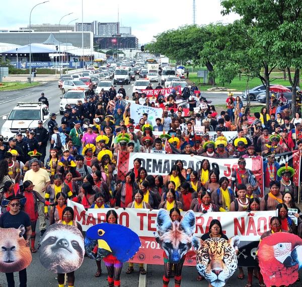 Indígenas marcham em Brasília contra projetos contrários aos direitos indígenas | Carolina Fasolo / ISA